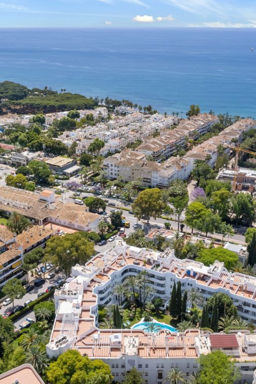 Traditional two bedroom, duplex penthouse in the well-known and gated community Marbella Real with sea views