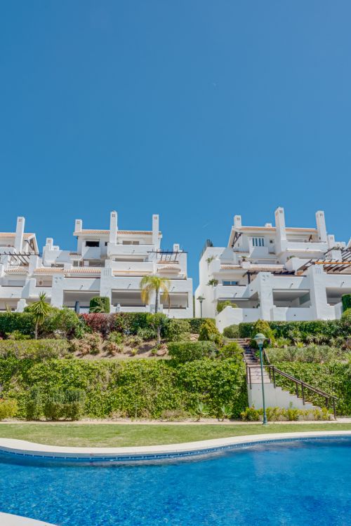 Lujo tres dormitorios, orientación sur oeste, primer piso en una de las comunidades de primera línea de playa más exclusiva Palm Beach, Los Monteros
