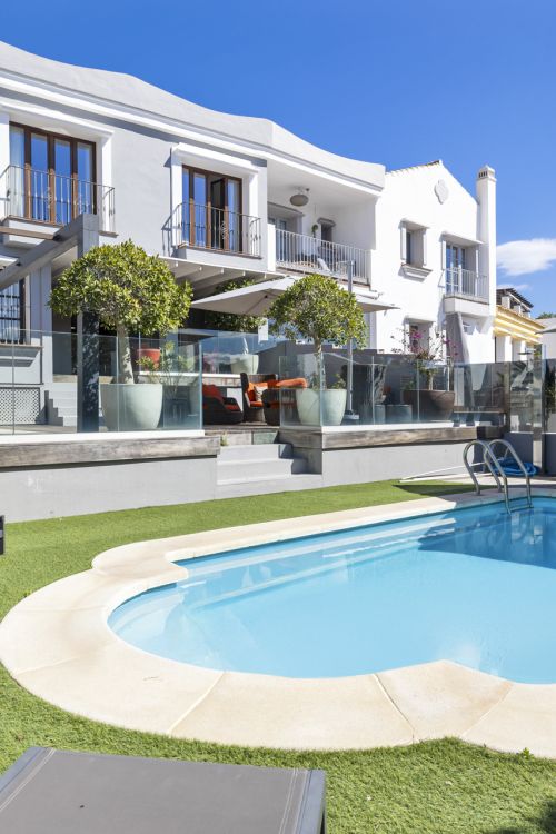 Spacious semi-detached house with pool and southwest views in Marbella premium area