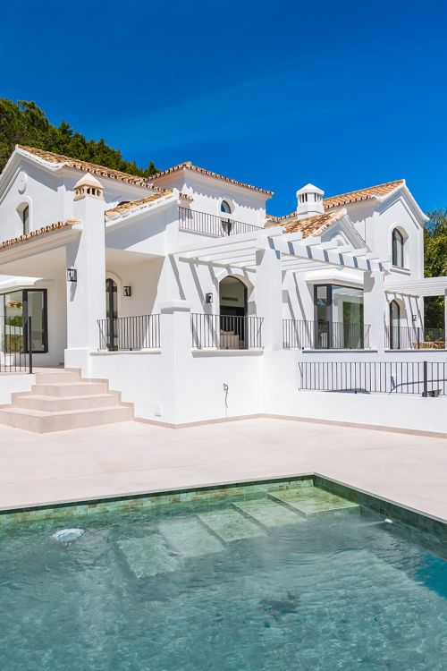 Elegant gerenoveerde luxe villa in het residentiële gated landgoed van El Madroñal, Benahavís