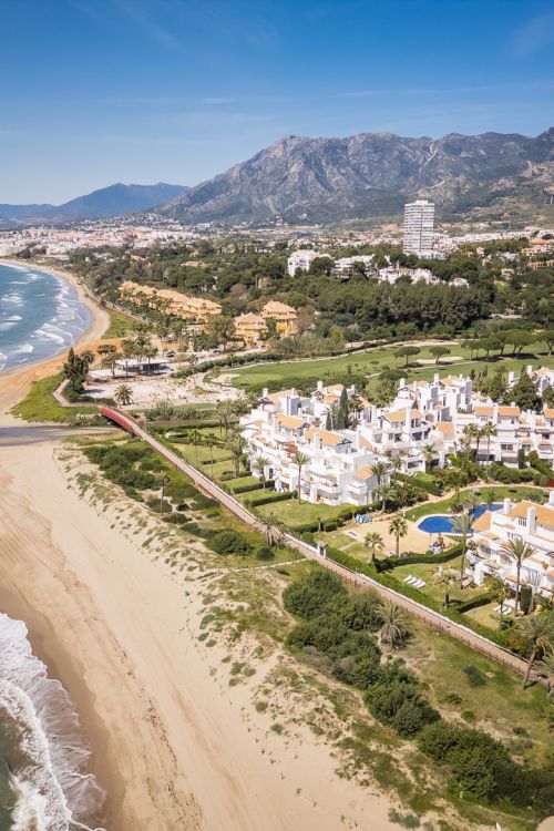 Elegante apartamento de 3 dormitorios en Los Monteros Palm Beach: el lujo costero redefinido