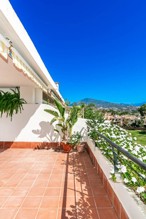 Ático Dúplex en Guadalmina, primera línea de golf y vistas a La Concha