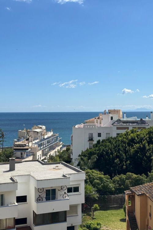 Amplio apartamento con vistas panorámicas al mar en el Puerto de Estepona¡