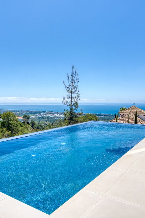 Villa de cinco dormitorios situada en Altos de Los Monteros con vistas panorámicas al mar