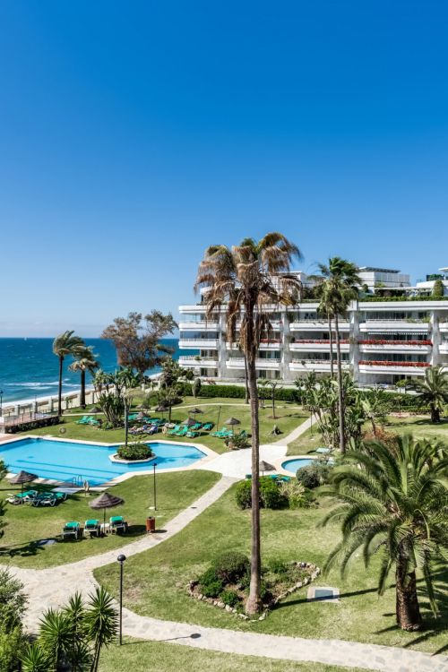 Impressive two bedroom, south west facing apartment in the beachfront community Playa Esmeralda