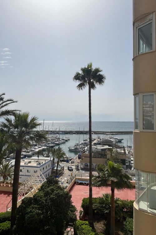 Amplio Apartamento con Vistas al Mar en el Puerto Deportivo de Estepona¡.