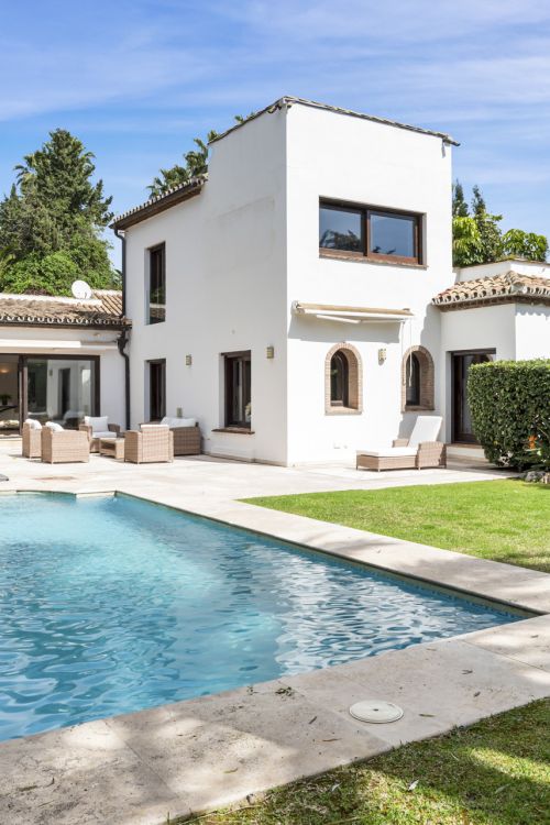 Villa en venta en Nueva Andalucia, Marbella
