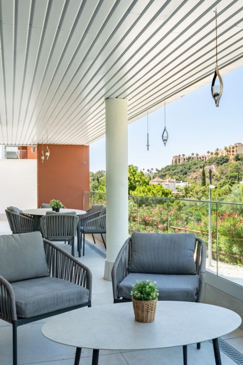 Stylish 3-Bedroom Apartment with Mountain Views - With Rental License!