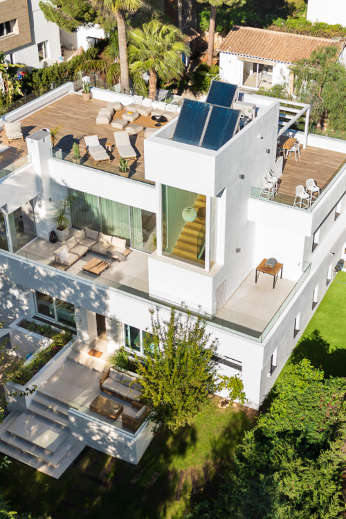 Moderna villa de seis dormitorios con vistas al mar situada en Nueva Andalucía, Marbella