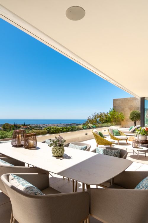 MODERN ELEGANCE AND SEA VIEWS IN LA QUINTA’S MOST EXCLUSIVE SETTING