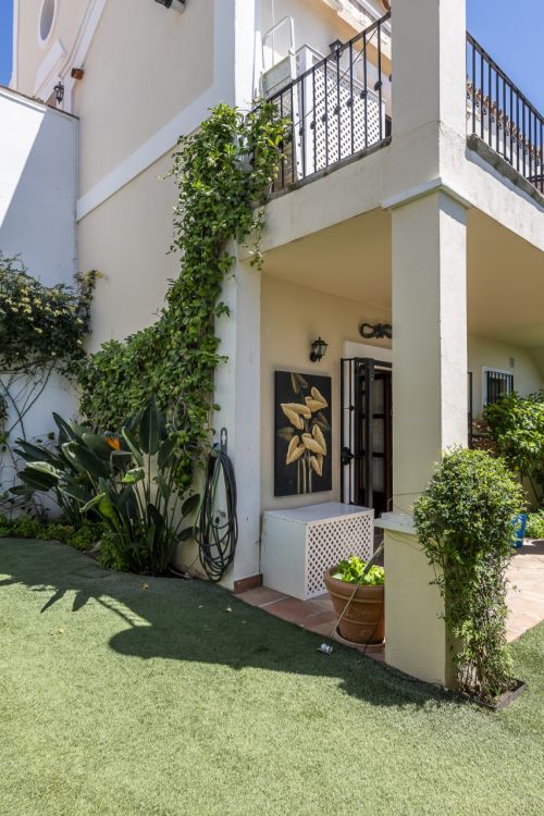 Bright and elegant family town house with sea views for sale in Monte Mayor, Benahavis