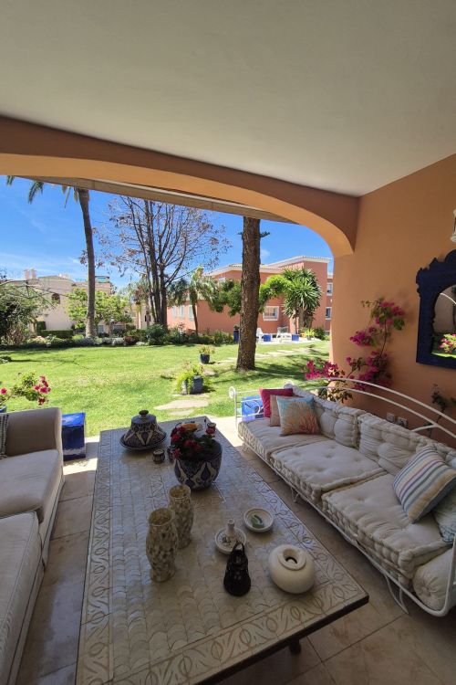 Spacious Ground-Floor Apartment with Private Garden in Park Beach