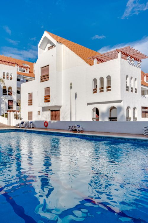 Beautifully renovated three-bedroom, east facing apartment, located in one of the most desirable complexes in Nueva Andalucia, La Maestranza.