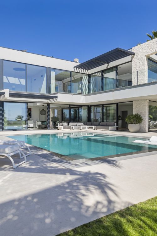 FRONTLINE GOLF - Newly built contemporary villa situated in the prestigious urbanization of La Alquería