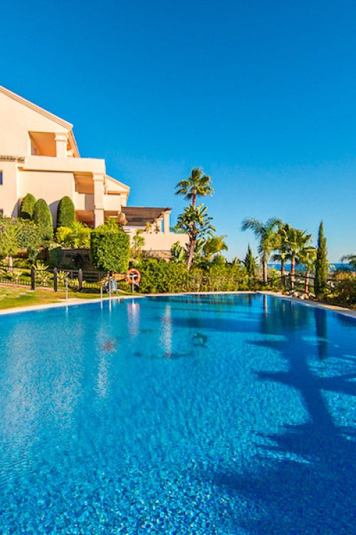 Amplio apartamento de dos dormitorios en Golf Valley, Nueva Andalucía (Marbella).