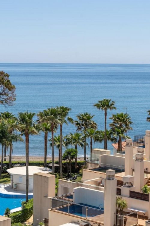 Beachfront Penthouse with Private Pool – Estepona