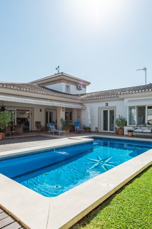 Elegant 6-Bedroom Villa in Sierrezuela – A Turnkey Family Retreat with Style and Substance