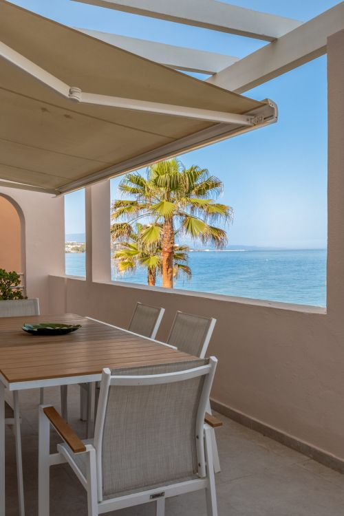 Volledig gerenoveerd appartement met 3 slaapkamers aan het strand van Estepona