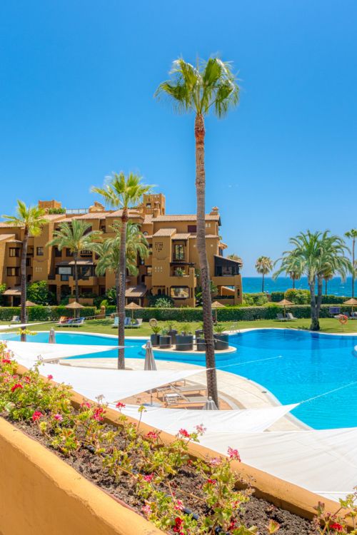 Precioso frente a la playa, orientado al sur apartamento de cuatro dormitorios situado en Los Granados del Mar en la Nueva Milla de Oro