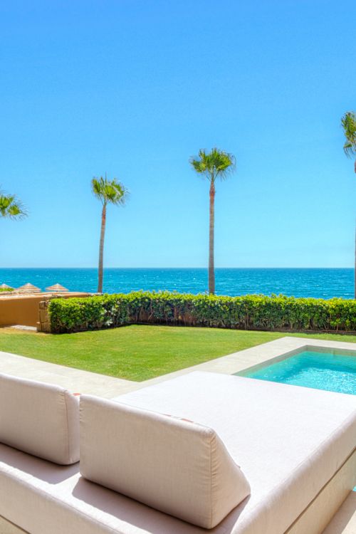Impresionante orientación sur, apartamento en planta baja de cuatro dormitorios, situado dentro de la exclusiva urbanización Los Granados del Mar en la Nueva Milla de Oro