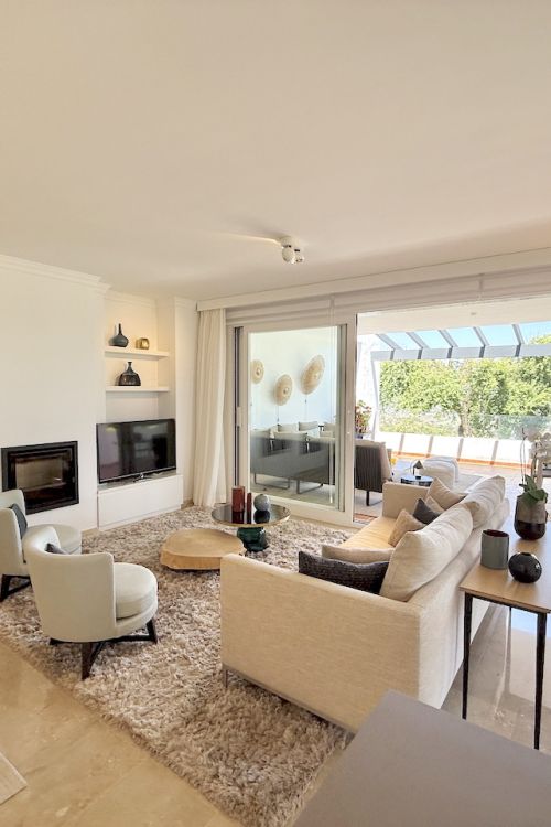 Elegant driekamerappartement met panoramisch uitzicht in La Mairena, Marbella Oost