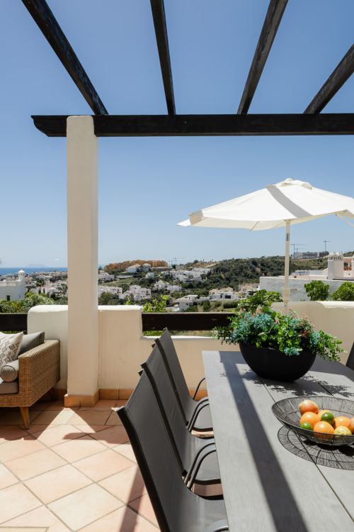 Elegante apartamento de 2 dormitorios y 2 baños en la exclusiva urbanización Sunset Golf – Estepona