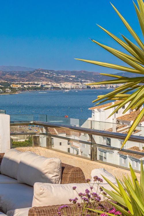 An exceptional 3-bedroom penthouse in the heart of Puerto Banús, offering one of the best terraces and panoramic views in the area.