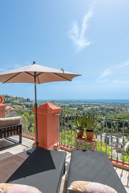 Exclusivo Dúplex Reformado con Vistas Panorámicas al Mar en La Quinta, Benahavís