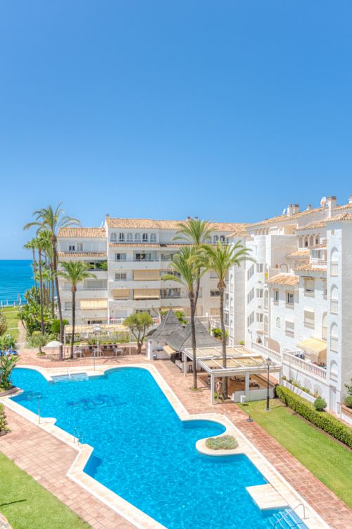 Uitstekende investeringsmogelijkheid - zuid west gericht op drie slaapkamers, duplex penthouse gelegen in Playa Real, Marbesa