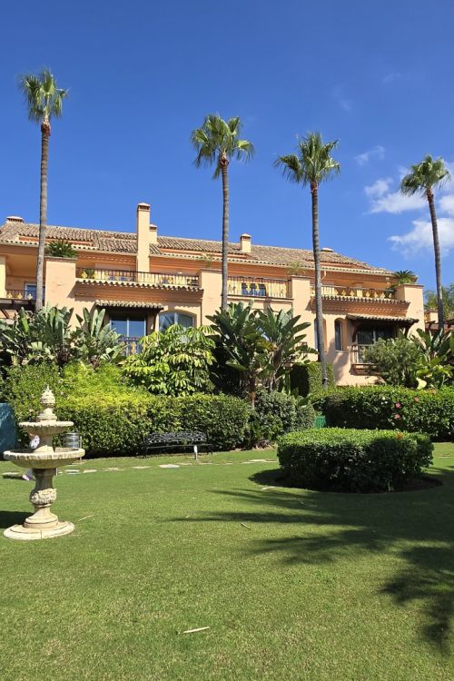 Exclusive luxury ground floor apartment with garden on the first line beach of Puerto Banús