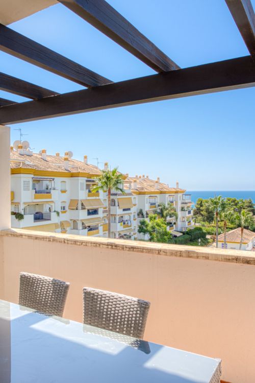 Three bedroom, south facing duplex penthouse with sea views, located in the sought-after community of Pinos de Nagüeles, on Marbella´sGolden Mile