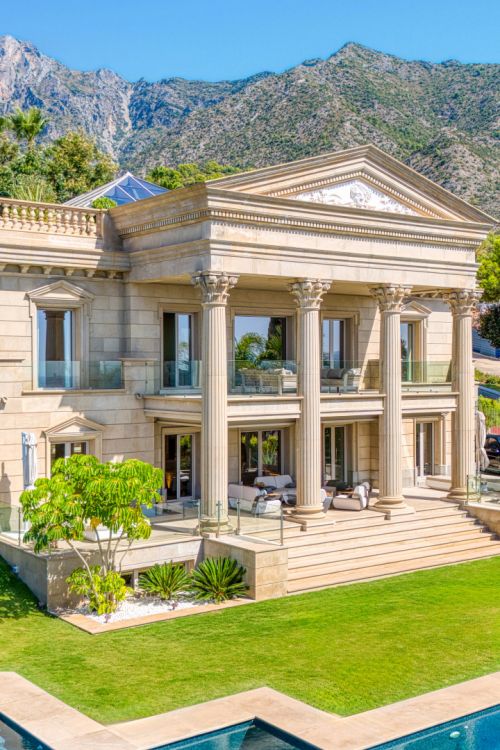 Una propiedad arquitectónicamente única y orientada al sur situada en la exclusiva comunidad cerrada de Sierra Blanca en la prestigiosa Milla de Oro de Marbella