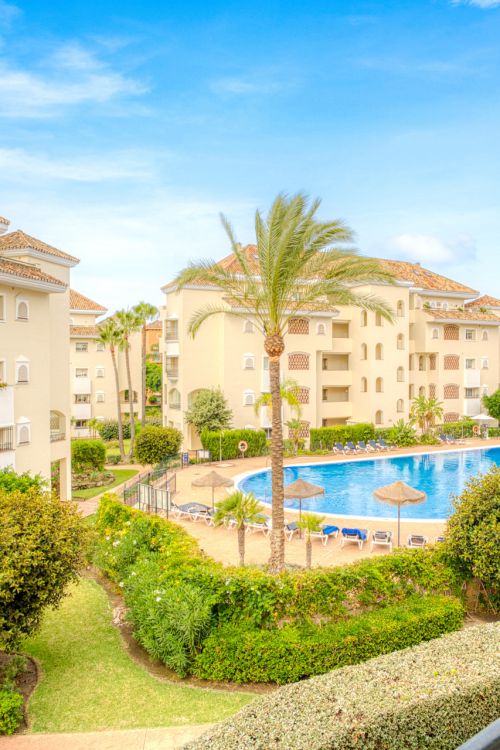 Beautiful south-facing, two-bedroom apartment located in the prestigious Hacienda Playa, Elviria