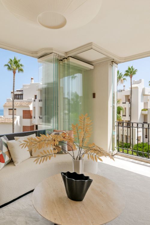 Stunning, recently renovated, apartment on the beach close to Estepona town!