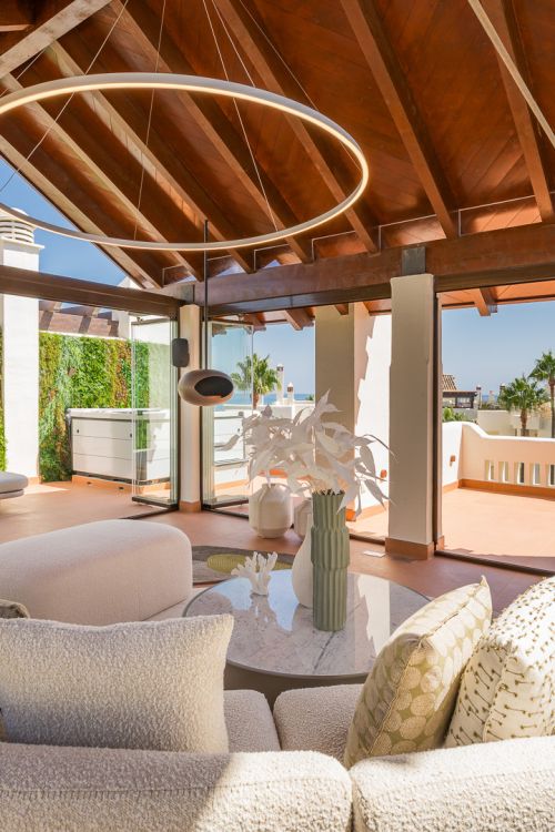 Exquisite duplex penthouse front line to the beach near Estepona town!