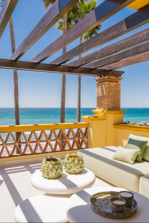 Exclusive renovated beachfront apartment – Rio Real Marbella