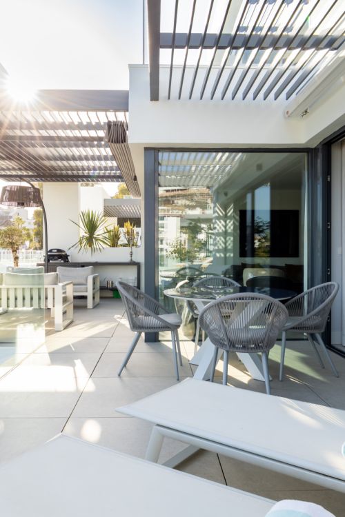 Elegante apartamento de 2 dormitorios, 2 baños en el Valle del Golf de Marbella con 112m2 interior, terraza de 43m2, acabados de lujo, piscinas, gimnasio, conserje & 2 plazas de aparcamiento.