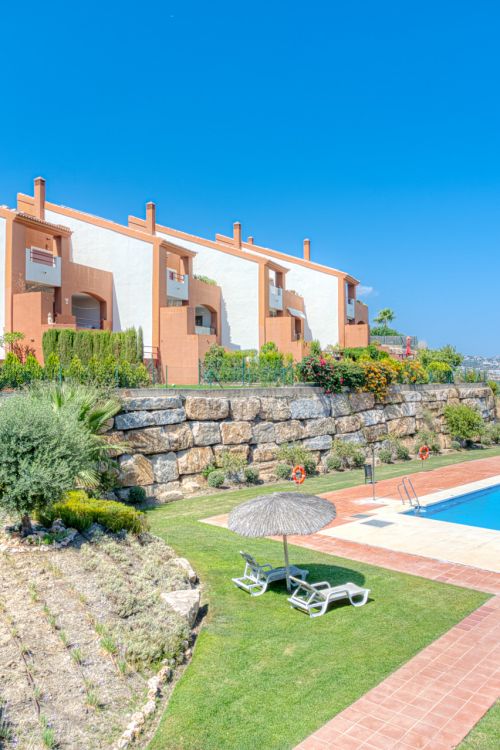 Zuid-Facing Townhouse met prachtig uitzicht op zee in Los Jaralillos, El Paraíso, Benahavís