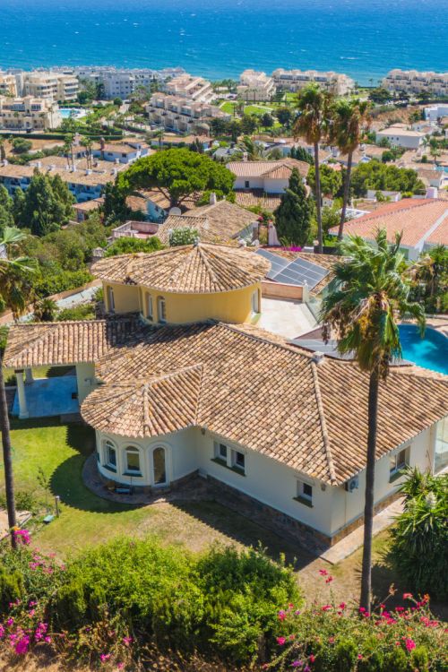 Spectaculaire villa met vijf slaapkamers op het zuiden in El Chaparral, Mijas Costa met panoramisch uitzicht op zee