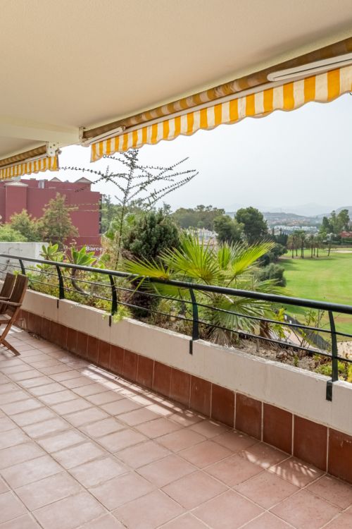 Ático Dúplex en Primera Línea de Golf con Vistas a la Montaña en Guadalmina Alta