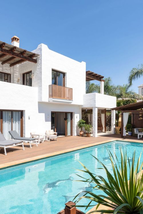 Bienvenido a esta encantadora villa junto a la playa con piscina privada en San Pedro!