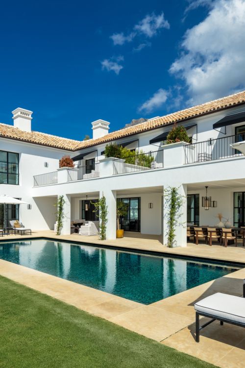 Casa Angelico en Cascada de Camoján ofrece una elegancia atemporal, vistas panorámicas al Mediterráneo y lujo en el enclave más exclusivo de Marbella.