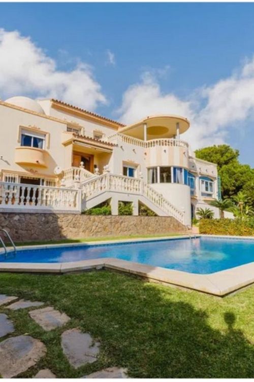 Villa for sale in Benalmadena