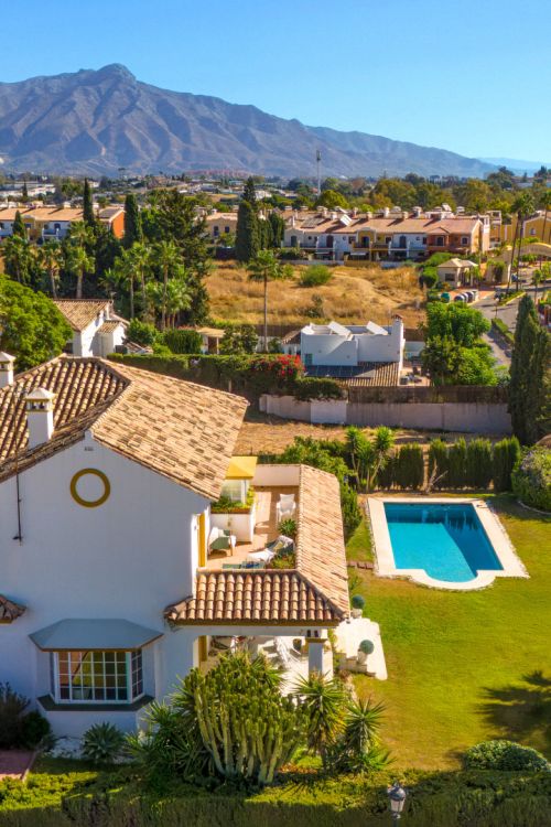 Mooie, zeven slaapkamer villa genesteld in het hart van Guadalmina Alta, Marbella
