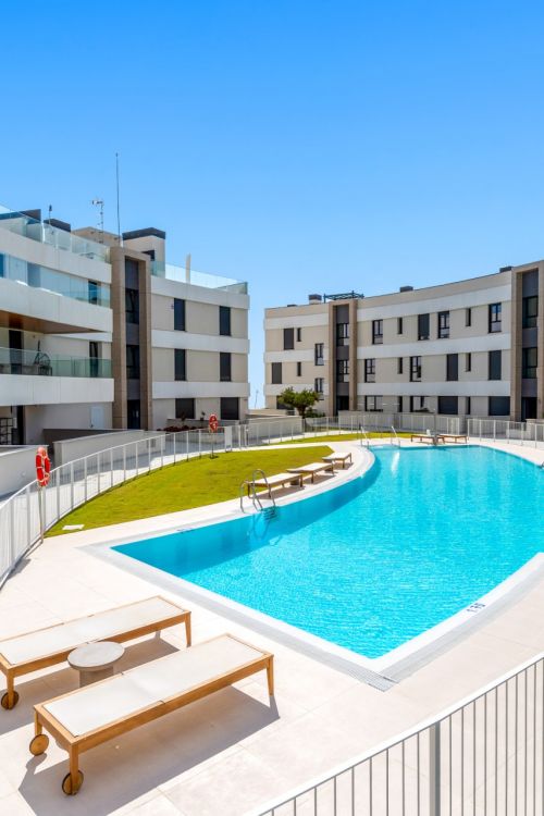 Luxe op het zuiden, gloednieuwe drie slaapkamer verhoogde begane grond appartement gelegen in Vanian Views, Estepona