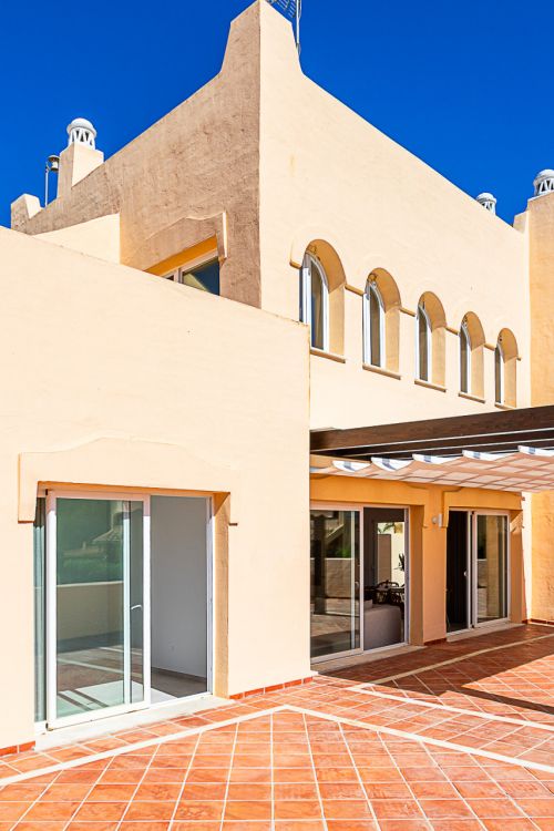 Lujoso Ático Totalmente Reformado en Santa María Village, Elviria  Valor Excepcional: ¡Recientemente rebajado de 745.000 €!