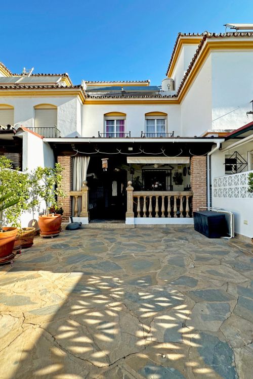 Encantadora Casa Adosada con Amplia Terraza y Garaje Privado en el Centro de Estepona