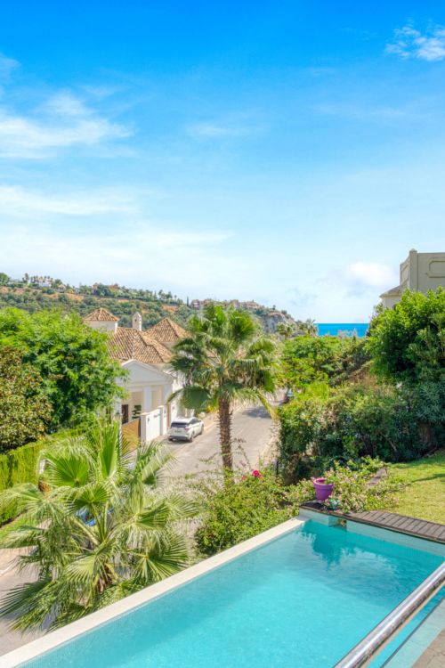 Ruime vijf slaapkamer, Villa gelegen in het exclusieve Los Arqueros Golf Resort in Benahavís