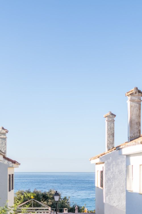 Villa completamente reconstruida con vistas al mar y licencia turística – Marbella Este