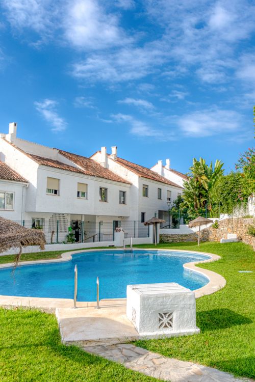 Charmant zuiden gelegen, drie slaapkamer herenhuis gelegen in de gewilde gated community van El Capricho op Marbella